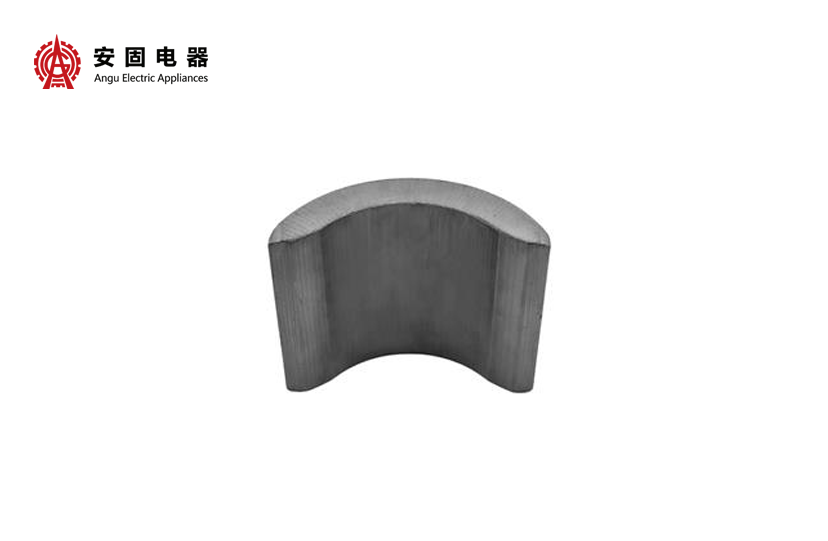 Anisotropic ferrite arc magnet